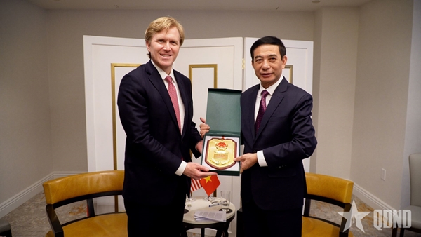 Đại tướng Phan Văn Giang tiếp Thứ trưởng thứ nhất Bộ Chiến tranh Hoa Kỳ